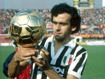 Michel Platini holding aloft the Ballon d'Or in Juventus colours in 1985. 